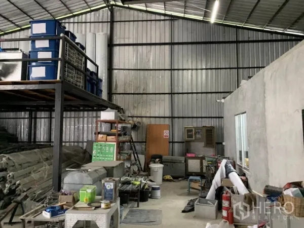 คลังสินค้า ให้เช่าในBang Kapi, Bangkok - พื้นที่เก็บของภายใน ผนังเมทัลสูง ชั้นวาง อุปกรณ์ และไฟ LED