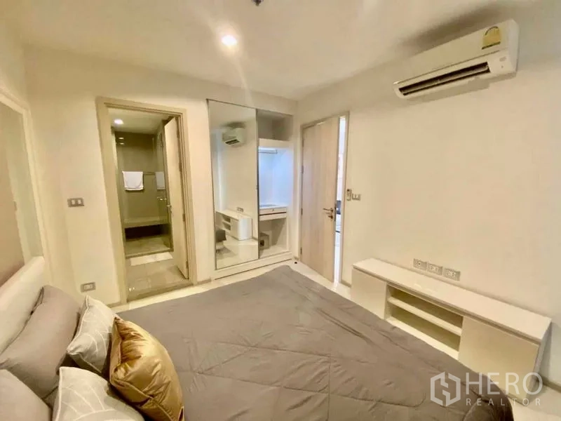 คอนโด ให้เช่าในKhlong Toei, Bangkok - ห้องนอนพร้อมตู้เสื้อผ้าบานกระจก โต๊ะเครื่องแป้ง เครื่องปรับอากาศ และประตูเข้าห้องน้ำ