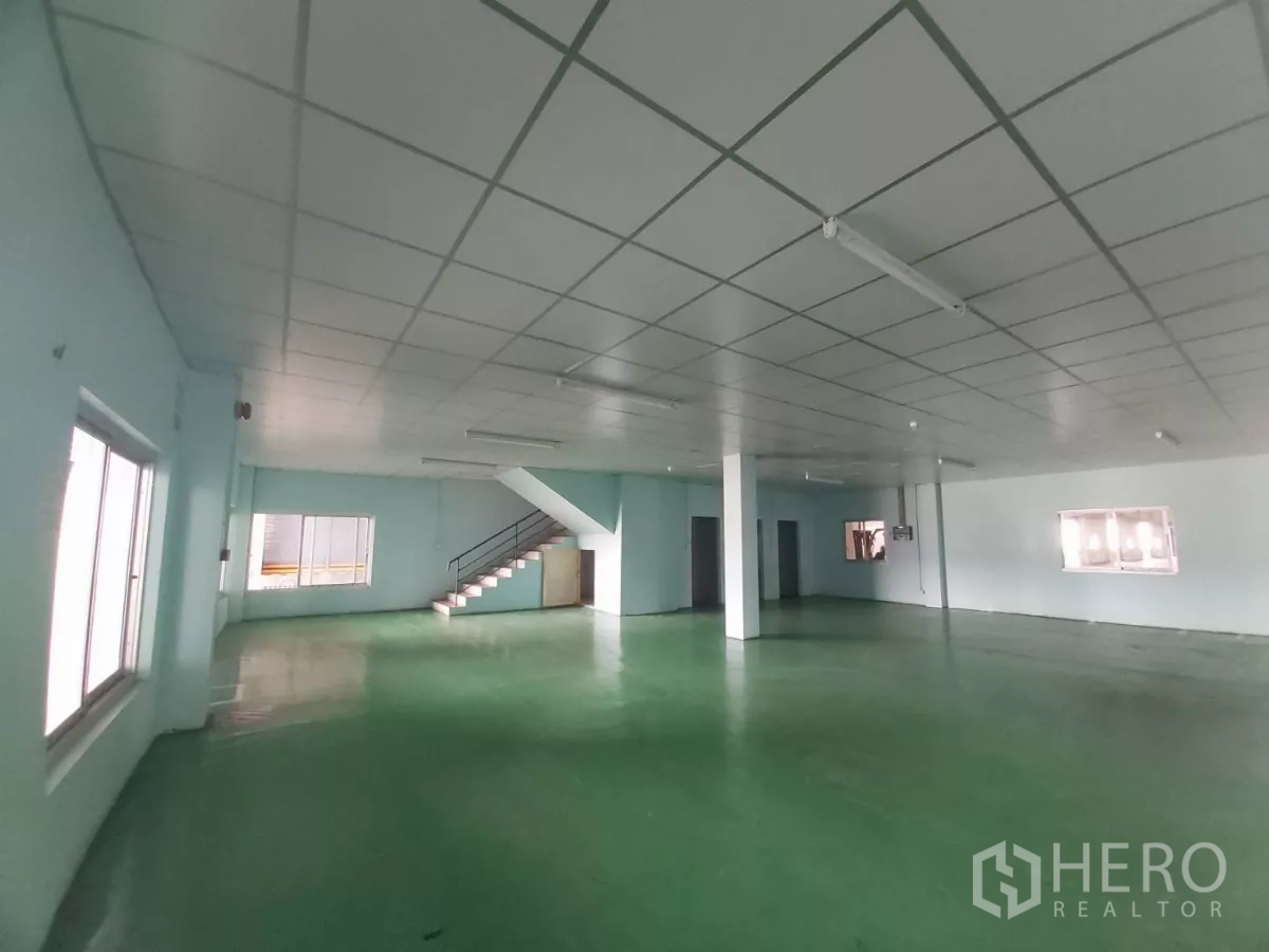 คลังสินค้า ให้เช่าในBang Bo, Samut Prakan - พื้นที่แอดมินกว้าง พื้นอีพ็อกซีสีเขียวและหน้าต่างบานใหญ่