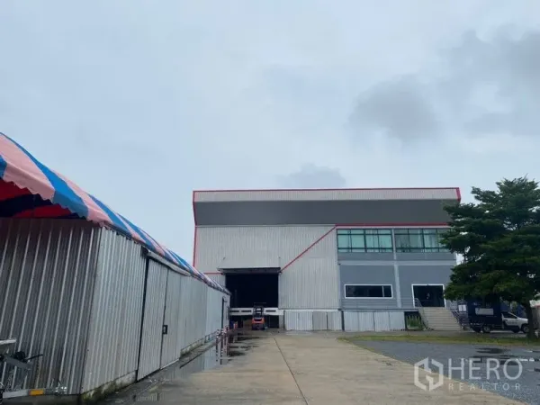 工厂 出租或出售在Lam Luk Ka, Pathum Thani - 入口大厅带楼梯、卫生间及玻璃会议室。
