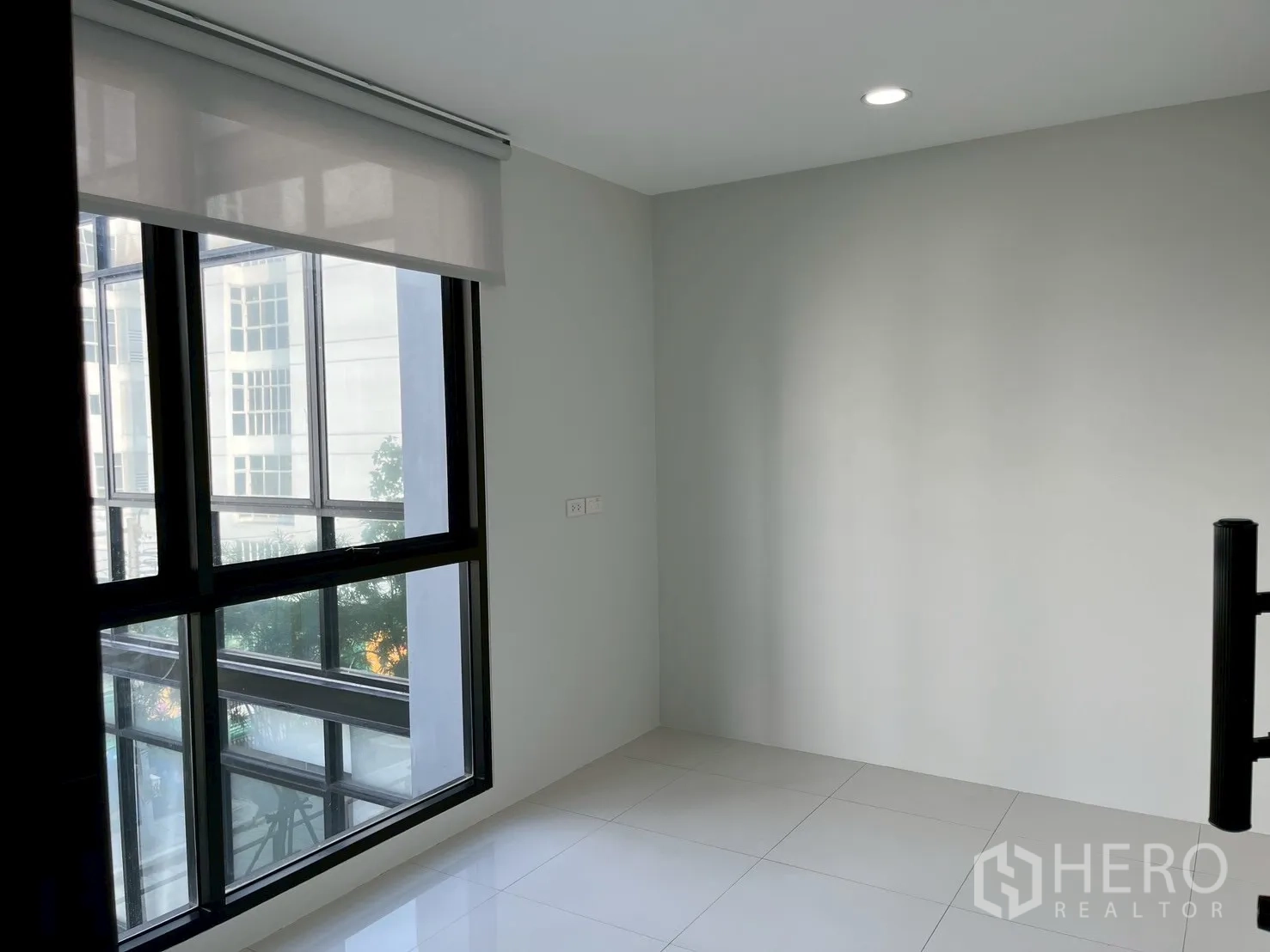 สำนักงาน ให้เช่าในPrawet, Bangkok - ห้องหัวมุม หน้าต่างกรอบอลูมิเนียมสีดำ มองเห็นวิวชุมชนโดยรอบ