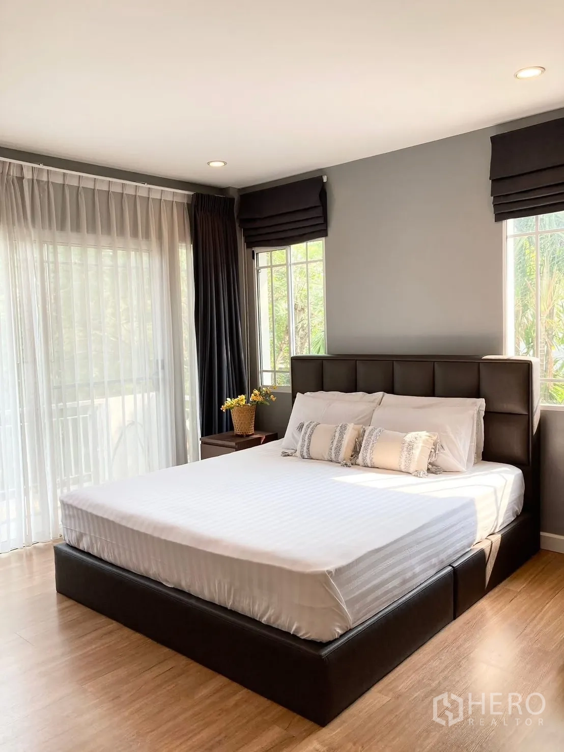 独栋房屋 for rent in Prawet, Bangkok - 主卧配大床、落地窗帘与滑门，采光充足。