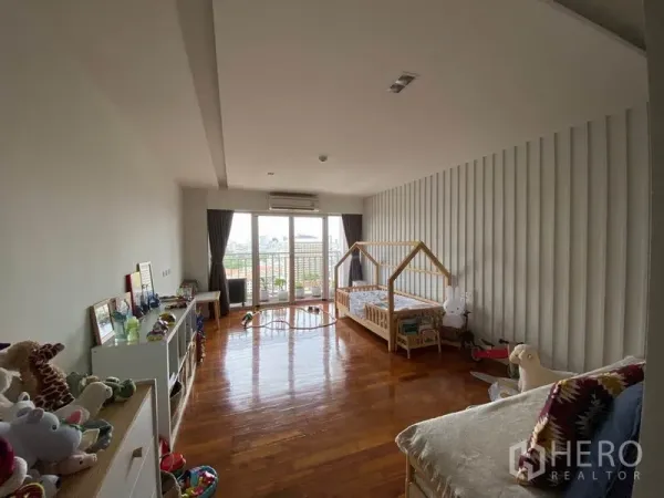 คอนโด ให้เช่าในSathon, Bangkok - ห้องนอนขนาดใหญ่ พื้นไม้ ทางออกสู่ระเบียง มองเห็นวิวเมือง จัดเป็นห้องเด็ก