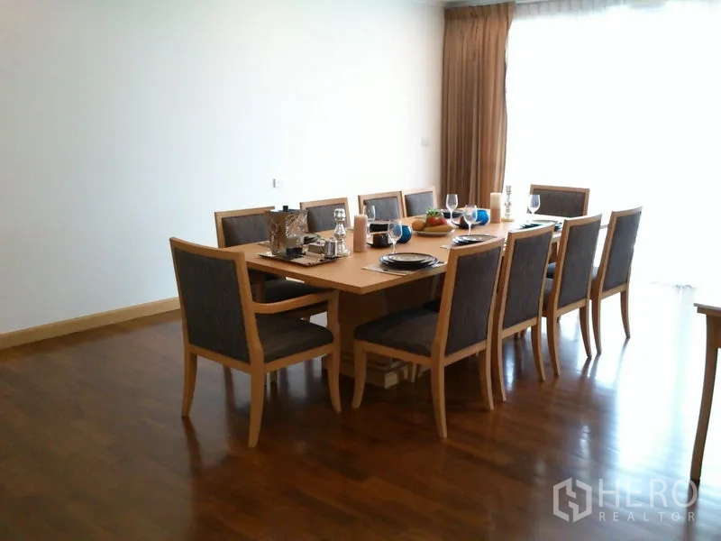 คอนโด ให้เช่าในKhlong Toei, Bangkok - ห้องรับประทานอาหาร โต๊ะไม้รองรับ 10 ที่นั่ง ใกล้หน้าต่างบานใหญ่