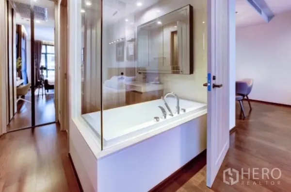 คอนโด ให้เช่าหรือขายในWatthana, Bangkok - อ่างอาบน้ำกั้นกระจกข้างโถงทางเดิน พื้นไม้