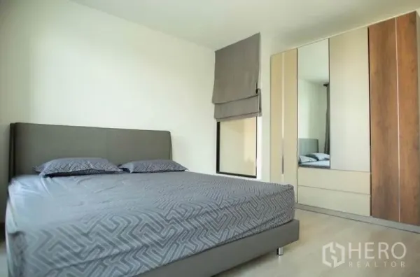 Townhouse for rent in Bang Phli, Samut Prakan - Primary bedroom with double bed and built-in wardrobe.