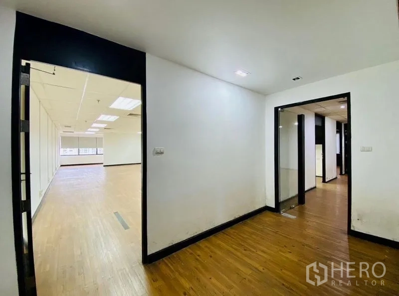 สำนักงาน ให้เช่าหรือขายในWatthana, Bangkok - โถงทางเข้าเชื่อมห้องต่างๆ พื้นไม้และประตูกระจกในออฟฟิศทันสมัย