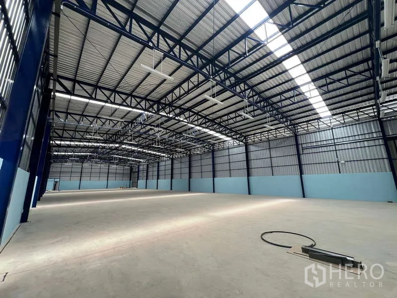 คลังสินค้า ให้เช่าในLat Krabang, Bangkok - ภายในโกดังโล่งเพดานสูง โครงถักเหล็กและแผ่นหลังคาโปร่งแสง