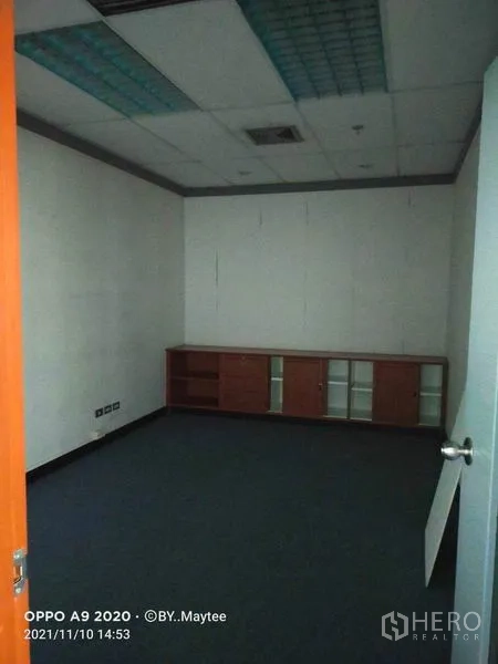 办公空间 出租在Watthana, Bangkok - 中等大小办公室，地毯与矮柜一体式收纳，顶面照明完善。