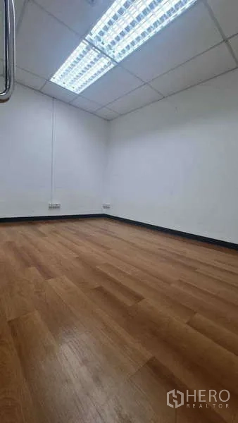 สำนักงาน ให้เช่าในKhlong Toei, Bangkok - ห้องปิดขนาดเล็ก พื้นลามิเนตและไฟฟลูออเรสเซนต์