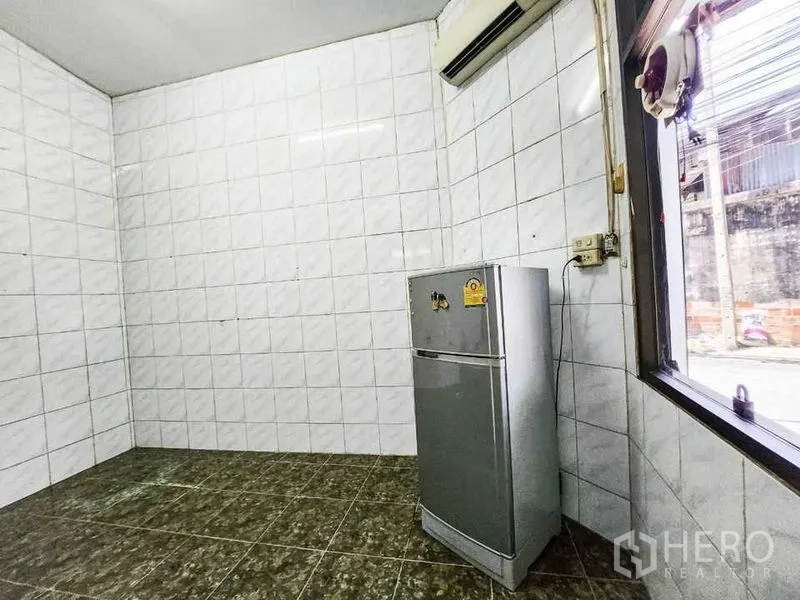 สำนักงานที่บ้าน ให้เช่าในKhlong Toei, Bangkok - มุมครัวปูกระเบื้องขนาดกะทัดรัด มีตู้เย็นและหน้าต่างมองออกถนน.