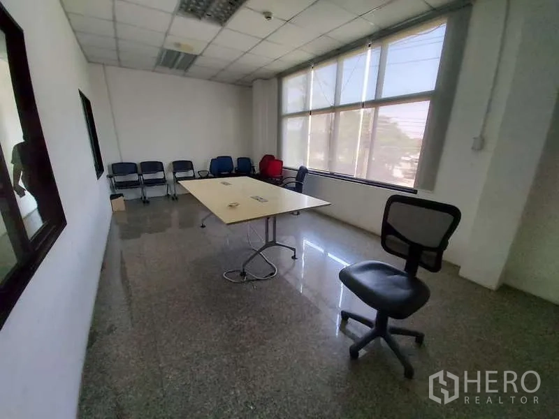 Warehouse for rent in Khlong Sam Wa, Bangkok - Secondary meeting or training room with windows, chairs and movable table.
