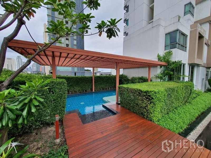 คอนโด ขาย - สระพักผ่อนพร้อมศาลาไม้และทางเดินไม้ รายล้อมด้วยพุ่มไม้ตัดแต่ง