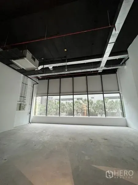 零售空间 出租 - 65平米毛坯商铺，高挑黑色外露顶与整面落地窗，采光好