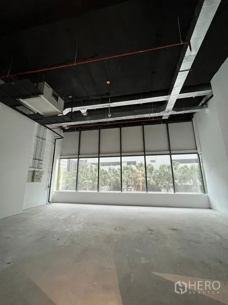 零售空间 出租 - 65平米毛坯商铺，高挑黑色外露顶与整面落地窗，采光好