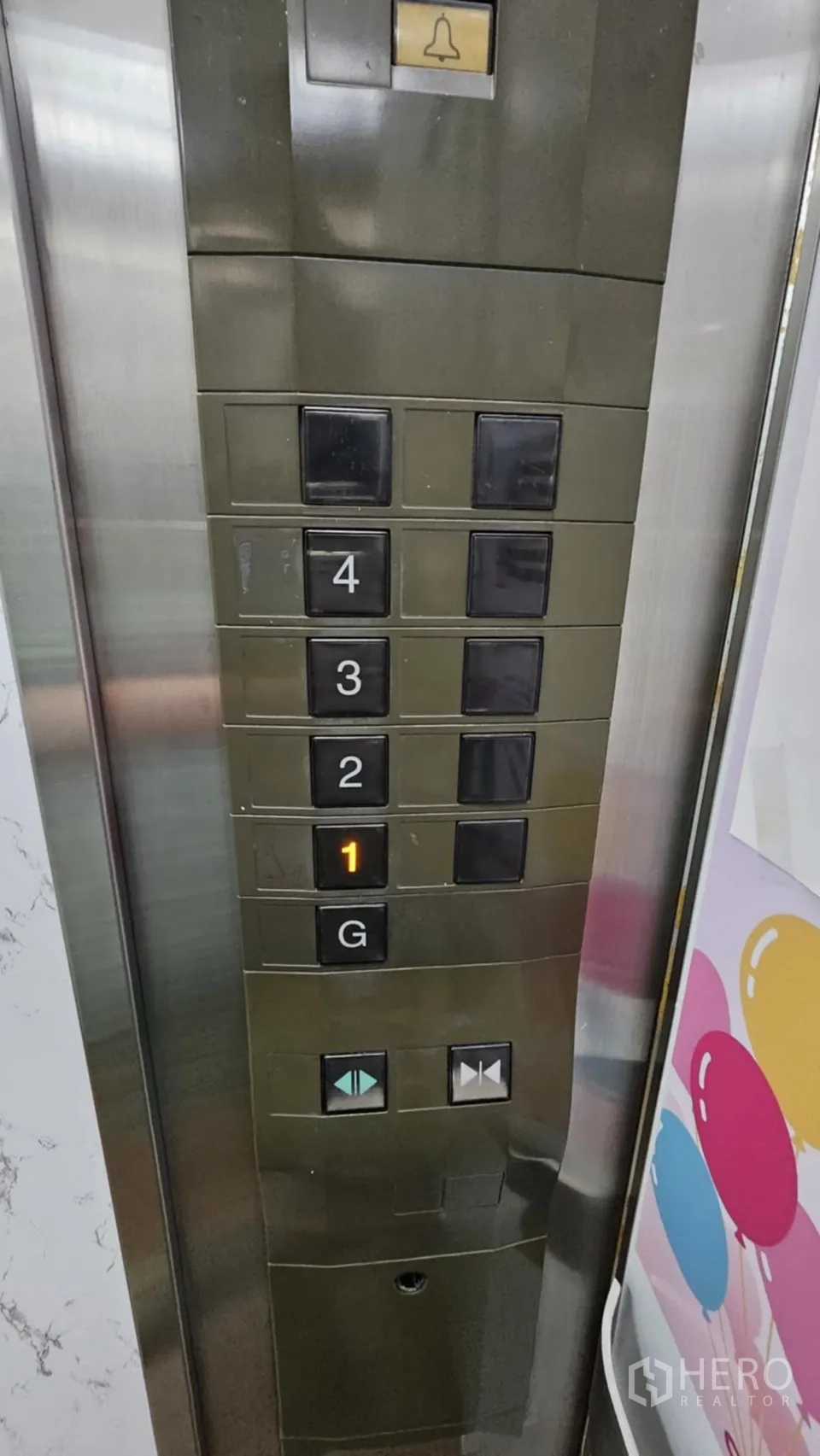 零售空间 出租在Watthana, Bangkok - 电梯按键面板，显示G至4层，表明大楼配有电梯。