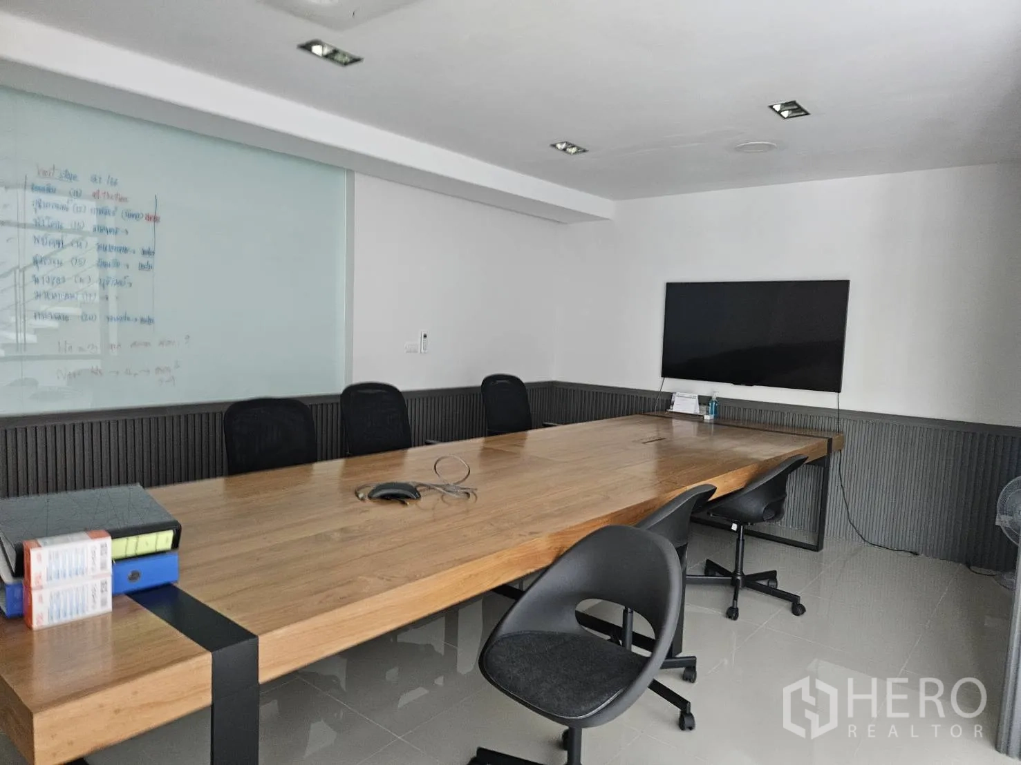 家庭办公室 for rent in Bang Khen, Bangkok - 董事会议室，长木桌、挂墙电视与大玻璃白板，地面为瓷砖。