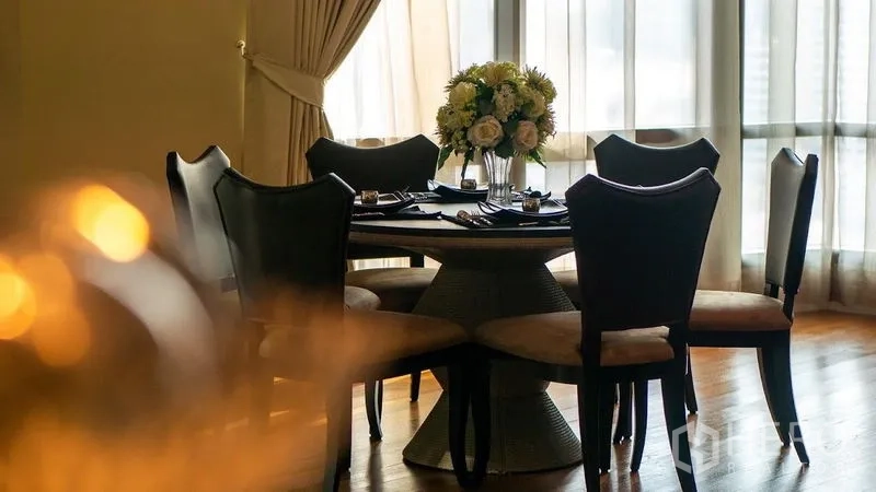 คอนโด ให้เช่าในKhlong Toei, Bangkok - โต๊ะอาหารทรงกลมสำหรับหกที่นั่งข้างหน้าต่างบานใหญ่