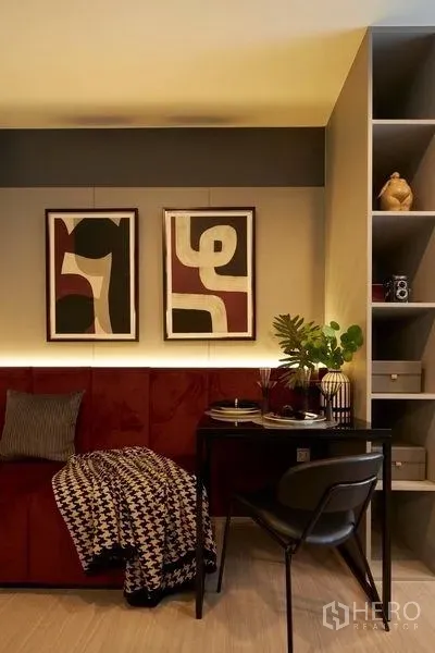 公寓 出售在Ratchathewi, Bangkok - 紧凑的用餐角，内置置物架、红色卡座与抽象挂画。
