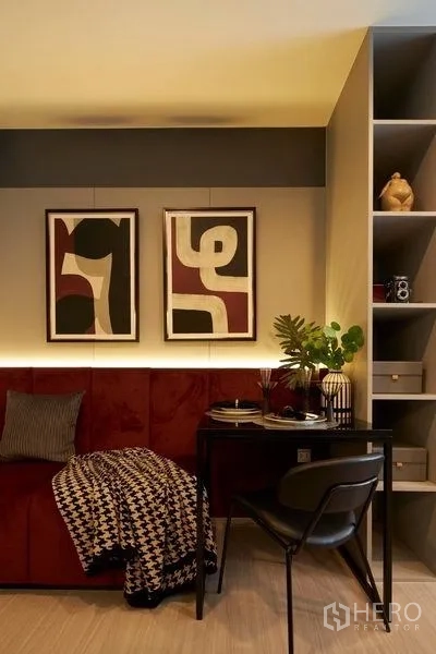 公寓 出售在Ratchathewi, Bangkok - 紧凑的用餐角，内置置物架、红色卡座与抽象挂画。