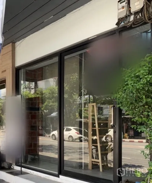 อาคารพาณิชย์ ให้เช่าในWatthana, Bangkok - หน้าร้านกระจกติดถนนพร้อมช่องแสดงสินค้าและต้นไม้เขียว