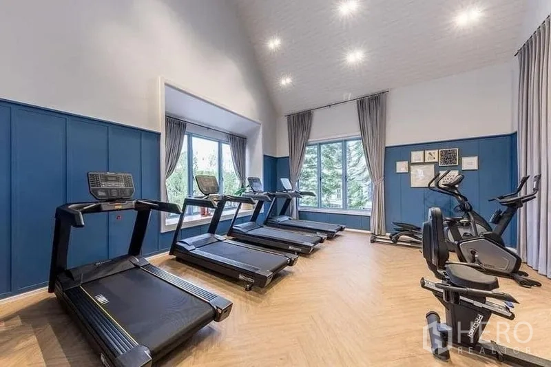 联排别墅 出租 - 小区健身房，配有跑步机与动感单车，采光良好。