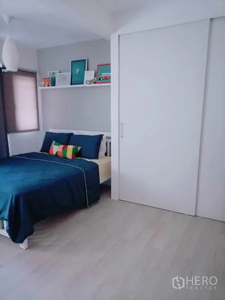 ทาวน์เฮาส์ ให้เช่าหรือขายในKhlong Toei, Bangkok - ห้องนอนอบอุ่นมีชั้นวางของและตู้เสื้อผ้าบานเลื่อนสีขาว