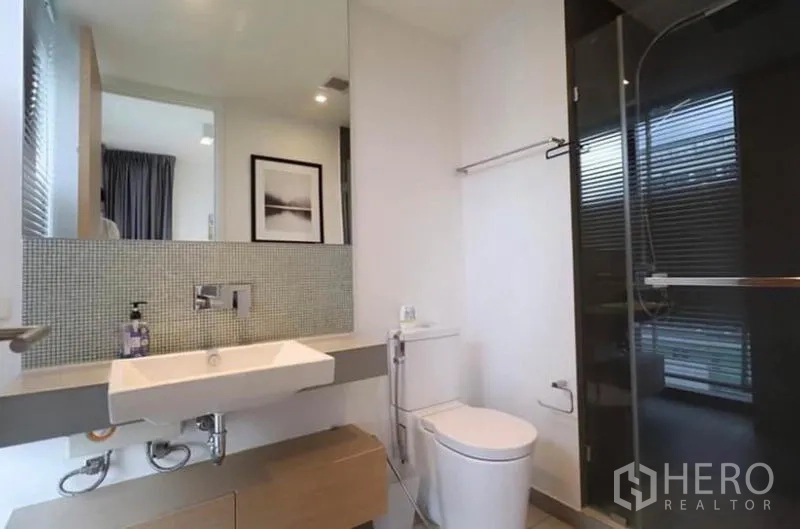 คอนโด ให้เช่าในWatthana, Bangkok - ห้องน้ำสมัยใหม่ อ่างล้างหน้า โถสุขภัณฑ์ และตู้กระจกอาบน้ำ