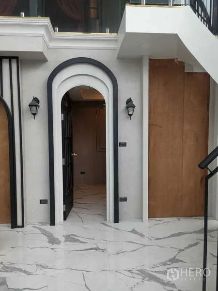 零售空间 出租 - 装饰性黑色金属亭架围绕服务台