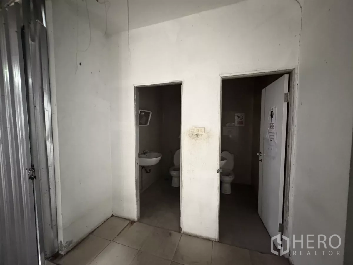 คลังสินค้า ให้เช่าในBang Phli, Samut Prakan - โซนห้องน้ำพนักงาน แยกห้องชายหญิงพร้อมอ่างล้างมือ.