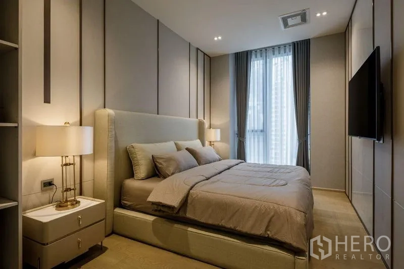 คอนโด ให้เช่าในWatthana, Bangkok - ห้องนอนที่สอง หน้าต่างสูง แสงนุ่มนวล พร้อมเตียงบุผ้า