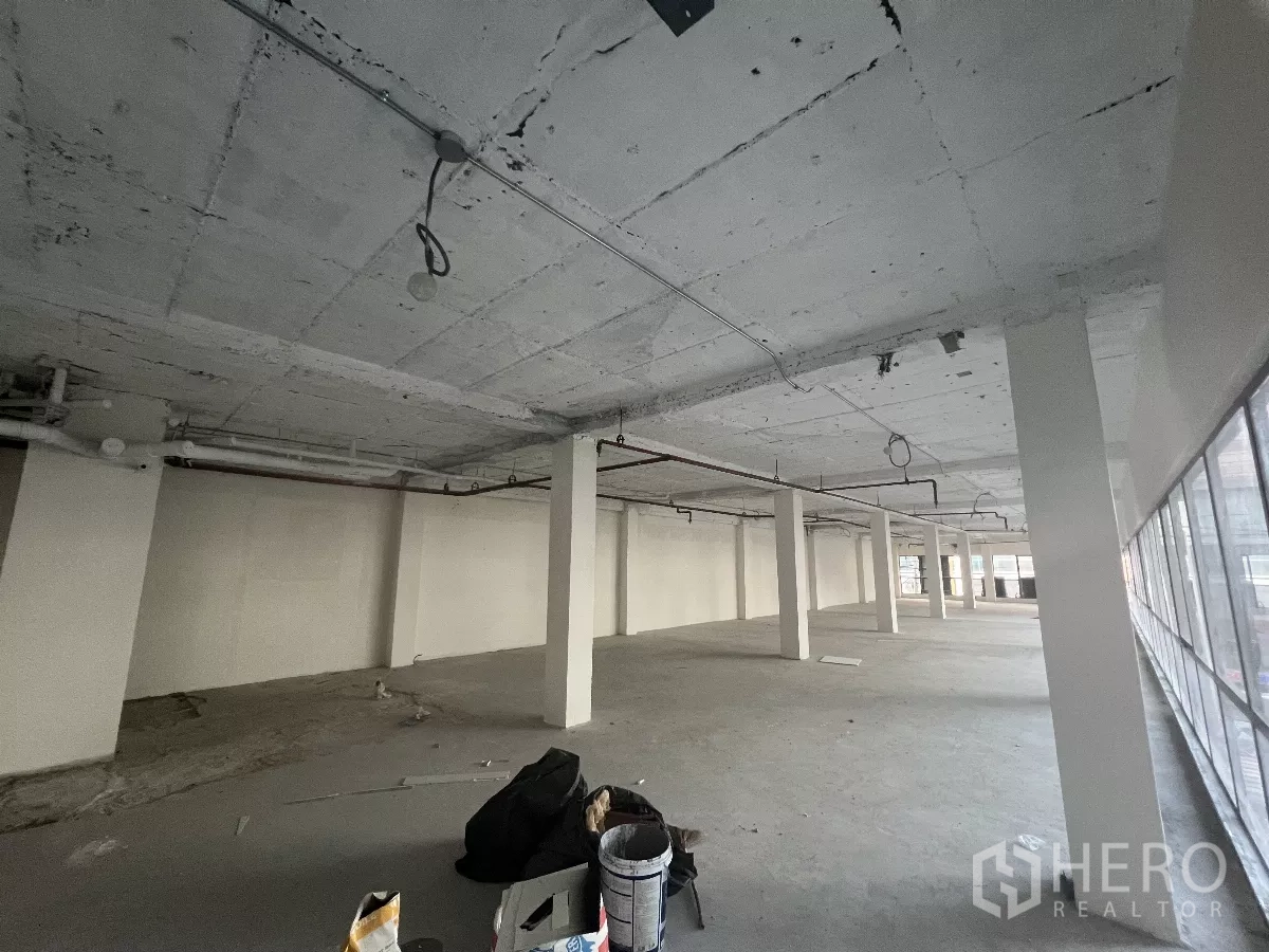 พื้นที่ขายปลีก ให้เช่าในWatthana, Bangkok - พื้นที่เปล่าขนาดใหญ่มีอุปกรณ์วางอยู่ แสดงความพร้อมเข้าใช้งาน