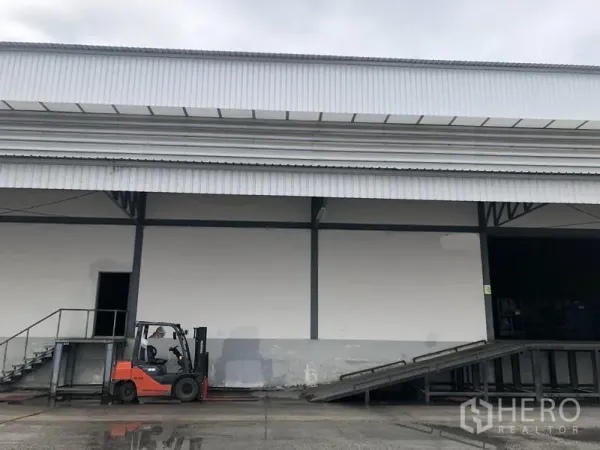 คลังสินค้า ให้เช่าในBang Phli, Samut Prakan - ลานขนถ่ายสินค้ามีทางลาดติดหน้าโกดัง พร้อมรถฟอร์คลิฟต์