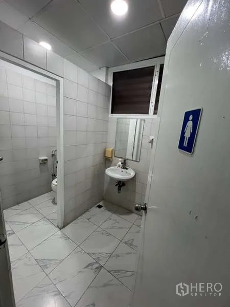 店屋 出租或出售在Khlong Toei, Bangkok - 简洁的瓷砖卫生间，含两间隔间、洗手盆与镜子。