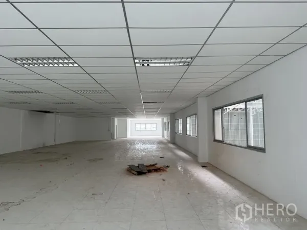 โรงงาน ให้เช่าในPathum Thani - ชั้นสำนักงานเมซานีนสว่าง มีแถวหน้าต่างมองลงสู่โกดัง