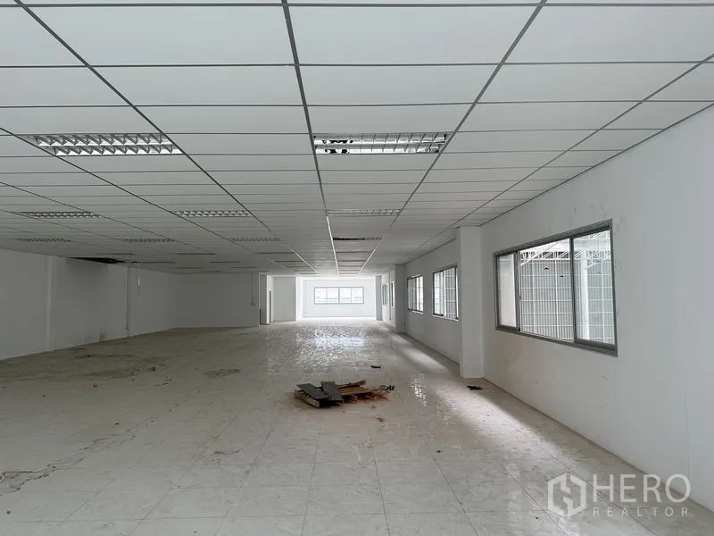 โรงงาน ให้เช่าในPathum Thani - ชั้นสำนักงานเมซานีนสว่าง มีแถวหน้าต่างมองลงสู่โกดัง