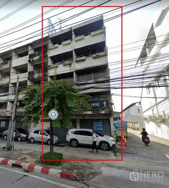 零售空间 出租在Yan Nawa, Bangkok - 五层商住楼外立面，红框标示目标单元，路边停车与电线可见。