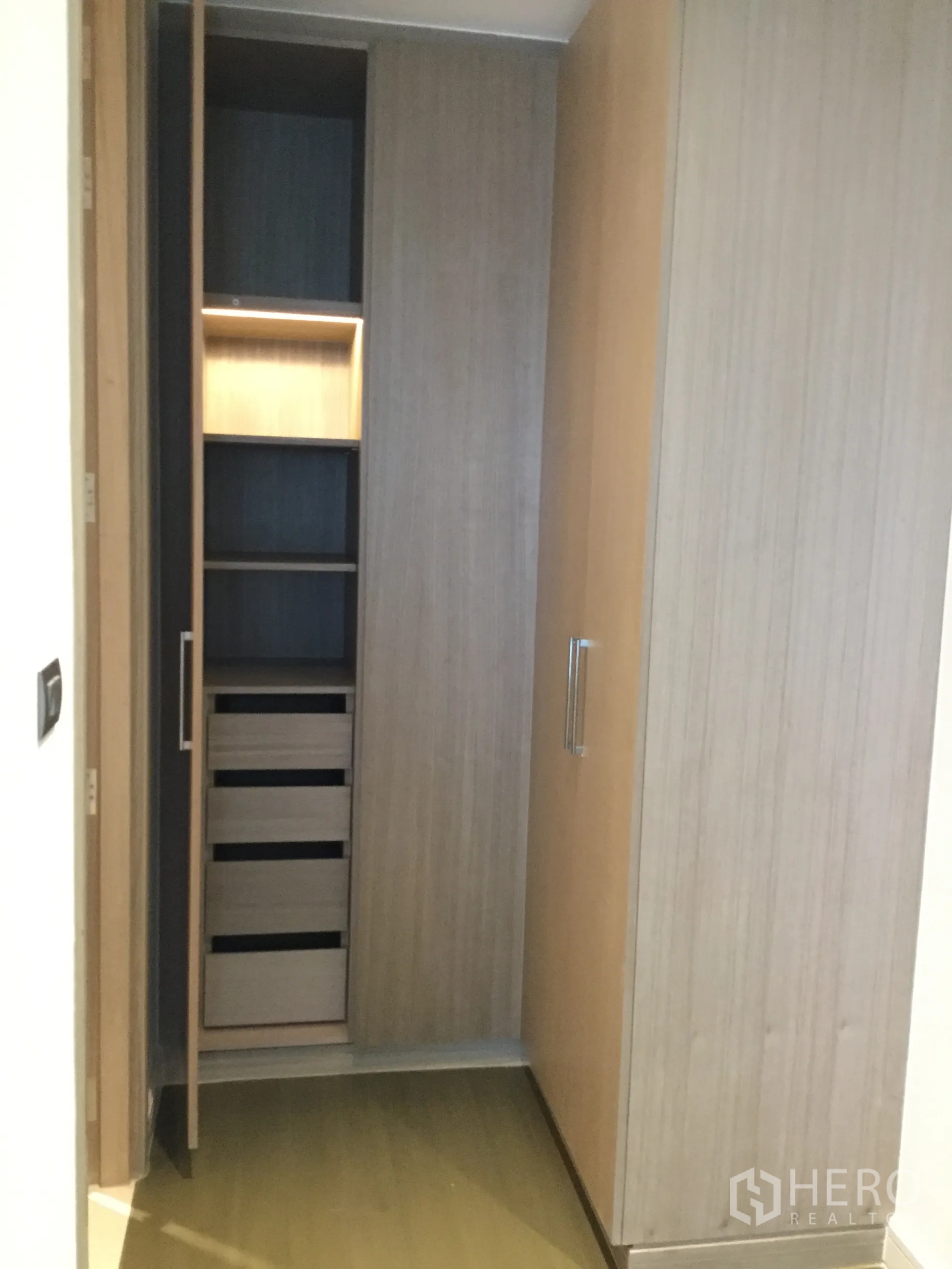 คอนโด ให้เช่าในPathum Wan, Bangkok - ตู้เสื้อผ้าบิวท์อินโทนไม้ พร้อมชั้นวางและลิ้นชักจัดเก็บ.