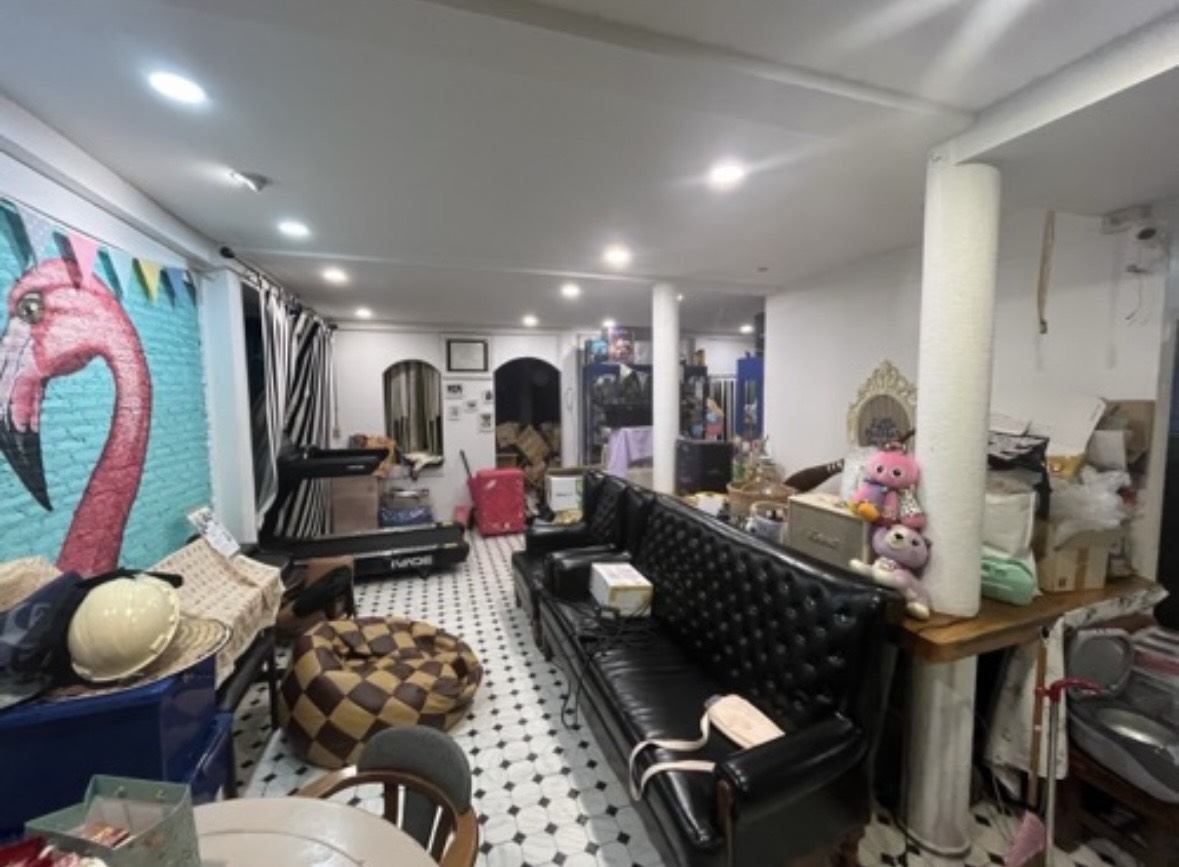 สำนักงานที่บ้าน ให้เช่าในChatuchak, Bangkok - ห้องทำงานสไตล์เลานจ์สว่าง โซฟาหนังสีดำ พื้นกระเบื้องลายขาวดำ พร้อมภาพวาดนกฟลามิงโก้บนผนัง