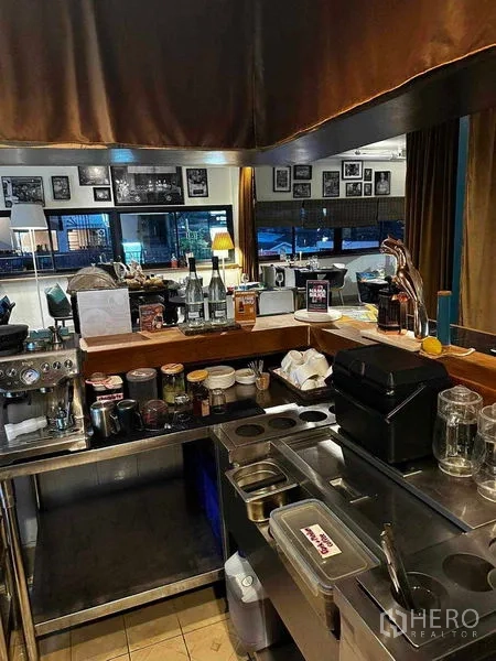 พื้นที่ขายปลีก ให้เช่าในWatthana, Bangkok - เคาน์เตอร์บริการบาร์พร้อมอุปกรณ์ อ่างล้าง และช่องเก็บของ