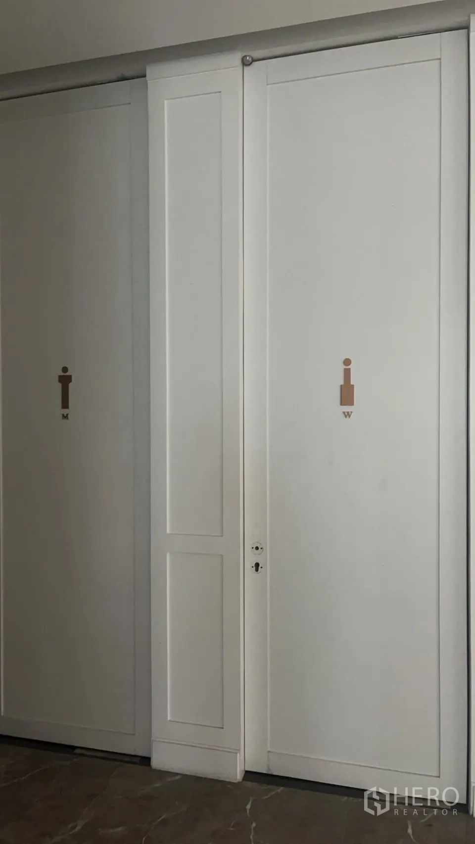 零售空间 出租在Watthana, Bangkok - 店内男女卫生间门，整洁醒目