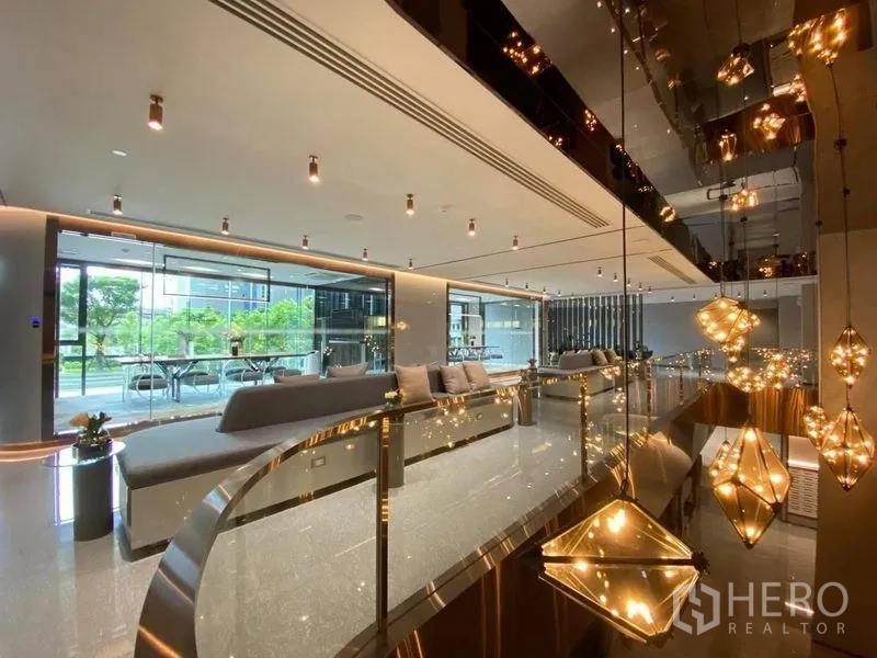 คอนโด ขายในRatchathewi, Bangkok - เลานจ์สไตล์โคเวิร์กกิ้ง โคมไฟแขวนดีไซน์ และผนังกระจกเปิดสู่พื้นที่สีเขียว