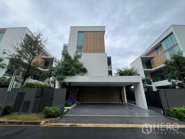 独立式住宅 出租在Saphan Sung, Bangkok - 现代三层独栋外立面，带车棚与木饰面