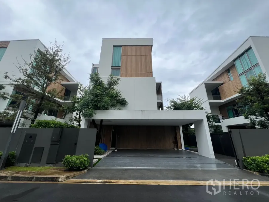 独立式住宅 出租在Saphan Sung, Bangkok - 现代三层独栋外立面，带车棚与木饰面