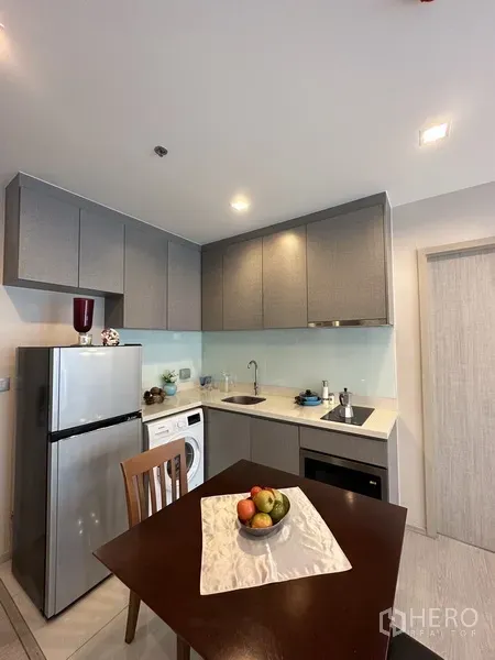 คอนโด ให้เช่าหรือขายในKhlong Toei, Bangkok - ครัวบิวท์อินตู้สีเทา ตู้เย็น เตาไฟฟ้า อ่างล้างจาน และเครื่องซักผ้า