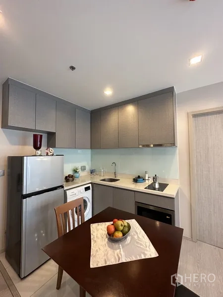 คอนโด ให้เช่าหรือขายในKhlong Toei, Bangkok - ครัวบิวท์อินตู้สีเทา ตู้เย็น เตาไฟฟ้า อ่างล้างจาน และเครื่องซักผ้า