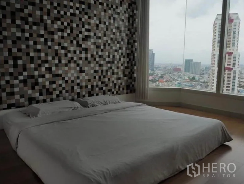 คอนโด ให้เช่าในKhlong San, Bangkok - ห้องนอนกว้าง ผนังลายโมเสก หน้าต่างมุมกว้างมองเห็นวิวเมือง