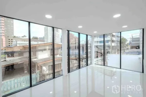 独立商业地产 出租或出售在Bang Na, Bangkok - 转角办公室，通透玻璃墙与社区城市景观
