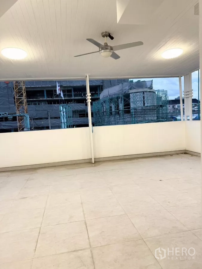 สำนักงานที่บ้าน ให้เช่าหรือขายในWang Thonglang, Bangkok - ดาดฟ้ากึ่งเอาต์ดอร์มีพัดลมเพดาน มุมมองเมืองโล่ง