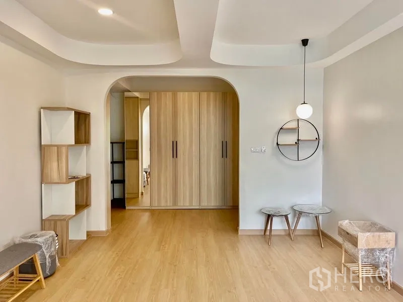 ทาวน์เฮาส์ ให้เช่าในKhlong Toei, Bangkok - ห้องนอนมีทางโค้งสู่ตู้เสื้อผ้า โคมแขวน และชั้นบิวท์อิน